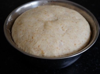 step3: 滾圓麵團，在大碗旁及麵團表面塗上薄薄的油，以防蓋上保鮮紙後粘著
3B) 焗爐預熱170度1分鐘，然後關上焗爐電掣，放整盤麵團入爐發酵1小時, 發酵1小時後會膨脹至2倍大如圖