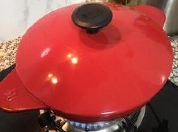 step14: 蓋上鍋蓋，中火煮10分鐘；關火燜5分鐘。