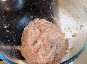 step2: 所有已處理好的材料放入大湯碗中(連一至兩湯匙蝦米水), 加入<span class="group_2">調味料</span>後用筷子攪勻, 然後用手將材料撻成膠