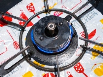 step5: 材料準備好，接著就要開始做玉子燒啦！
首先開小火。