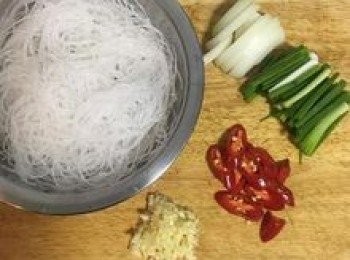 step5: 將冷水泡軟的冬粉略剪，方便食用；再將洋蔥切粗絲；蔥切段；蒜切末，並將辣椒斜切。