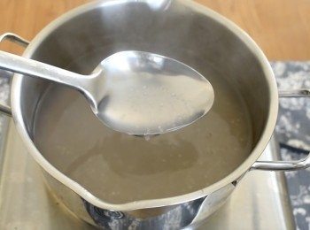 step2: 西米煮法：煮沸一煲水後，下西谷米，用中火煮10分鐘，然後離火。（西米會有一點點白色）一直蓋上煲蓋，靜置15分鐘，西米會變成透明狀