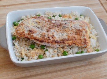 step5: 將炒飯和豬排放在烤盤上