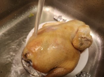 step4: 雞用水沖走鹽份，如煲粥可即時拆絲或斬件，如不再烹調需用熟水沖水一次。