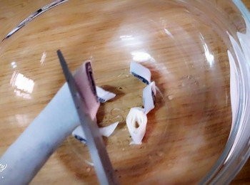 step5: 卷好後用剪刀斜斜的剪開