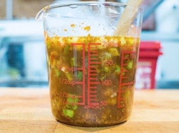 step1: 首先將<span class="group_2">湯底</span>的調料準備好。