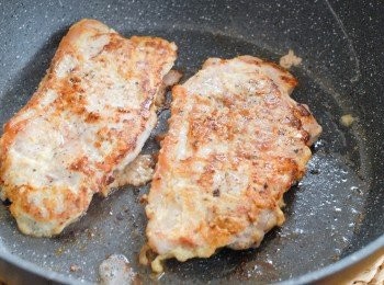step2: 用鬆肉槌鬆肉，然後灑少許鹽，黑胡椒粉在豬扒兩面，再沾上蛋液。熱鍋下油，煎豬扒至兩面金黃色，盛起備用