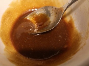 step1: 先將醃料混合攪勻，茨汁混合攪勻備用。