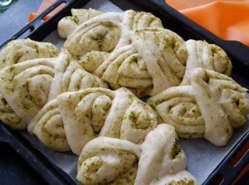 step9: 焗爐預熱170度1分鐘，然後關上焗爐電掣，放整盤麵團入爐發酵半小時後會膨脹至2倍大如圖