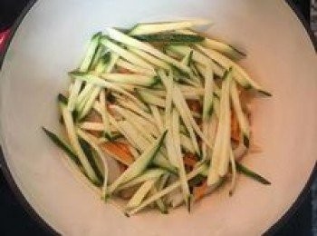 step9: 撒入櫛瓜絲，並抓少許鹽撒在櫛瓜絲上；