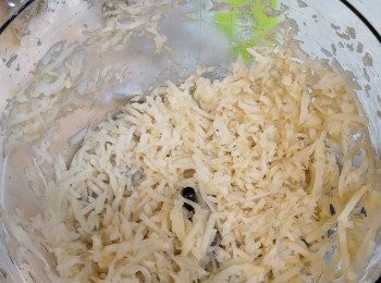 step1: 上肉切細放入攪拌器攪碎待用; 蝦米洗過用暖水浸十分鐘後剪碎待用; 蓮藕洗乾淨刨去表皮, 切成粒或以食物處理器刨成絲; 鹹魚起骨搓開待用