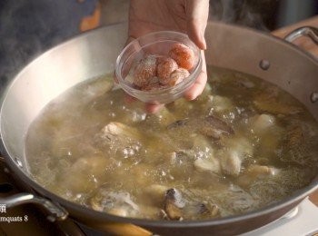 step3: 接著放入金桔餅煨煮30~40分鐘左右。