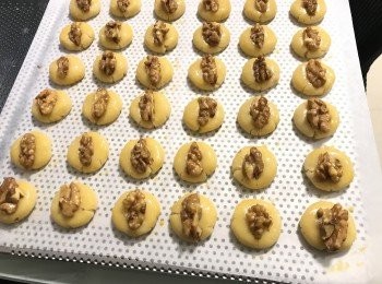 step6: 先掃上一層蛋液，將合桃放在上面，再掃上蛋液