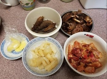 step1: 冬菇洗淨，排骨先用豉油，糖，生粉腌好。遼参、花膠用酒加薑片落熱水一分鐘去腥味，再切片備用。