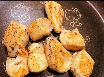 step4: 先煎香雞柳丁至8成熟待用。