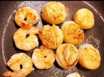 step5: 煎帶子和蝦至兩面金黃後備用