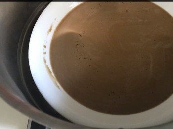 step10: 把粉漿倒入已塗油的平底碟中， 水滾後， 中火隔水蒸15-20分鐘。蒸好後， 用筷子或籤擢一下， 拉起後沒粉漿黏在筷子或籤上便是熟了。