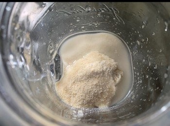 step2: 《製作<span class="group_1">星野酵母液</span>》
將星野酵母同水攪混。