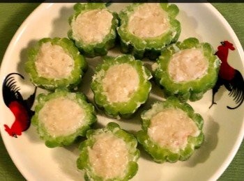 step3: 用生粉灑點於涼瓜環內，然後將蝦滑塞入涼瓜內，將一個一個的涼瓜環放在蒸碟上，加2湯匙雞粉和水待用。