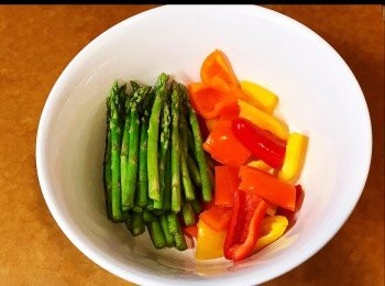 step2: 彩椒和露筍洗淨後，切塊/切段備用