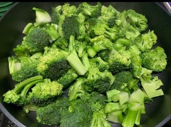 step1: 落油同鹽，西蘭花炒至六成熟。
