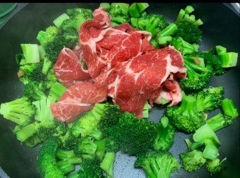 step3: 加入肥牛快炒。