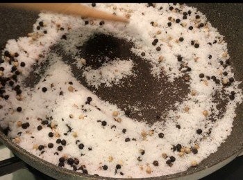 step4: 加入200克沖繩海鹽，繼續一併炒香，鹽和胡椒經過熱炒過程，味道更香。