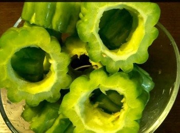 step1: 首先將涼瓜橫切成1寸半厚度的環狀，挖去中間囊和籽，用少許鹽醃10分鐘，然後用清水洗淨（去除苦味），瀝乾待用。