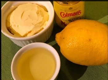 step4: 熱鍋後倒入橄欖油爆香蒜茸，另放入檸檬汁，牛油和之前烤盤上的龍蝦水倒入，煮至牛油融後，加點鹽、黑胡椒、芥末酱和糖，稍微攪勻便可熄火。