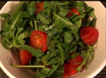 step8: 上桌時伴以火箭菜和車厘茄子。



想知道我更多食譜，可去我Facebook 專頁。
https://m.facebook.com/carlineki/