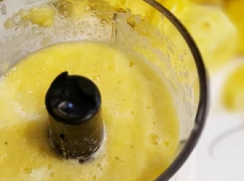 step5: 用攪拌機打成汁， 加入些少雞粉及糖拌勻盛起備用
( 可隨意加入一些自選果醬， 這次Chef Neow加入了柚子醬 )