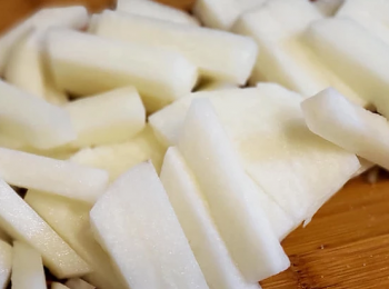 step1: 先把沙葛去皮切條備用，豬肉碎用些少雞粉、糖、豉油、麻油醃製30分鐘