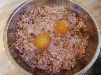 step1: 全部材料(除蛋)伴匀，放入碟上，按平，最後蛋打開放在上面。