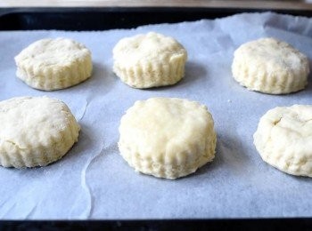 step5: 放在烘焙紙上，在鬆餅面上塗一層蛋液。（這可令鬆餅焗出來更金黃色）放入已預熱200度C焗爐，焗約12至15分鐘，至表面金黃色即成！