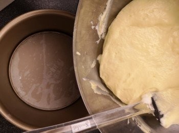 step4: 再將蛋糊倒入巳加牛油紙的6吋盆內，焗盤外面再用錫紙包實防入水。