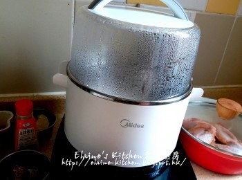 step4: 加1.5杯水蓋上蓋按<蒸 / 煮>功能 , 時間調至15分鐘 , 煮至話梅出味