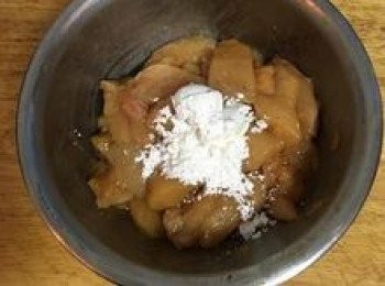 step4: 接著放入太白粉或玉米粉抓勻，這樣可以讓雞丁柔軟又好吃。