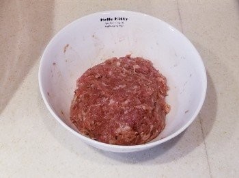 step1: 碎肉加入調味料拌勻，打至起膠，最少10分鐘，放雪櫃雪1至2小時。