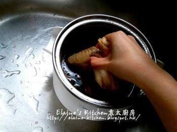 step8: 放入<a href="https://bit.ly/3zHU5V3" target="_blank" data-keyword="雞翼" class="guide-link"><strong>雞翼</strong></a> <span style="display:inline-block;vertical-align:middle;margin-top:-3px;color:initial;border-radius:3px;padding:2px 3px;font-size:12px;line-height:14px;background:#87d300;color:#fff;">即買</span> 蓋上蓋按<蒸 / 煮>功能 , 火力調低至300 , 時間調至10分鐘