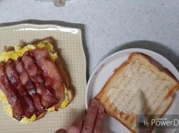 step10: 放上炒蛋和煙肉，蓋上麵包，