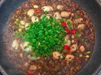 step9: 放入剩下的辣椒和蔥綠拌勻即可起鍋。