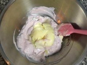 step4: 將希臘優格+馬斯卡澎+檸檬汁+糖粉一起拌勻。
漢子這次用的是草莓優格，但是大家可選擇自己喜歡的口味喔～