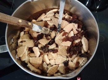 step3: 加入糖漿，提子乾，餅碎，伴匀