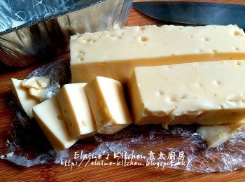 step6: 蒸好的雞蛋豆腐稍為待涼切件 , 放入砵仔或碟內