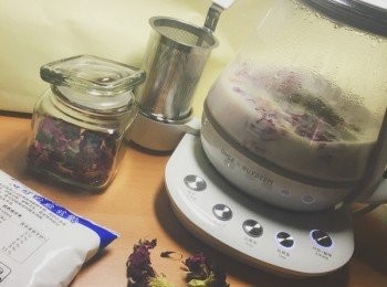 step2: 待玫瑰略煮，倒入牛奶一起煮。牛奶與玫瑰一起煮後會變成美麗的粉紅色~