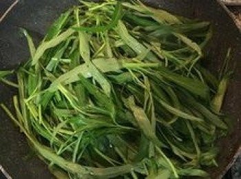 step12: 放入空心菜葉，