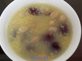 step2: 轉小火，10分鐘以後，如果看到小米開花，有變粘稠時，需不斷攪拌約1~2分鍾，越攪拌會越變粘稠、小米花生煮至完全熟透後即可 大約20分鐘。 如果坐月食最好加紅糖或者黑糖。