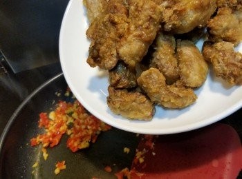 step5: 加入氣炸完的豬肋條炒勻