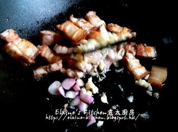 step4: 將腩肉推埋一邊 , 再加入蒜粒 , 乾蔥片及酒拌勻炒香