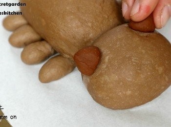 step19: 耳朵是深啡麵團各2克, 黏上去